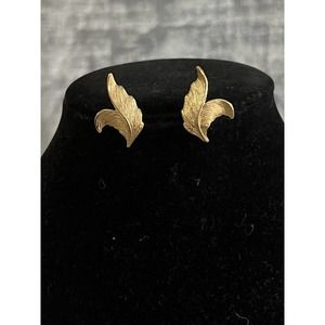 Vintage Fancy Leaf Gold Tone Earrings, On Post, Unsigned